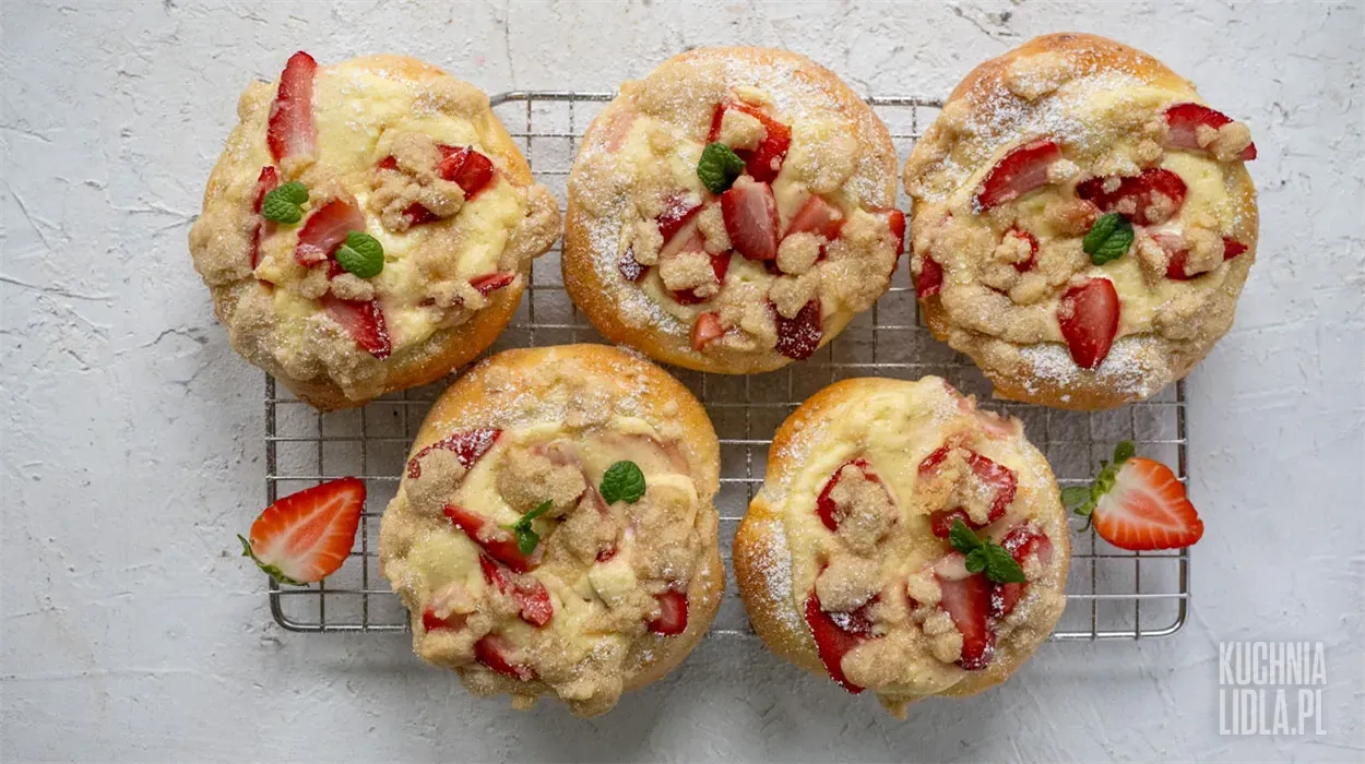 Drożdżówki z serem, truskawkami i kruszonką